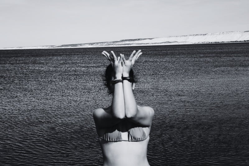 Meditación junto al mar