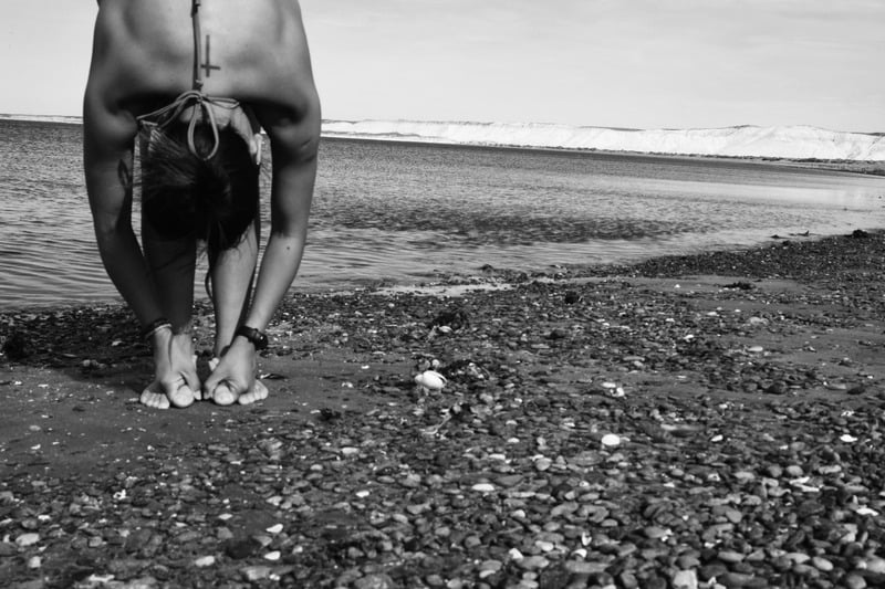 Práctica de yoga en una playa