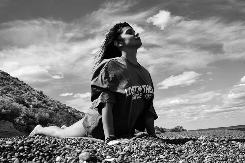 Mujer respirando frente al cielo